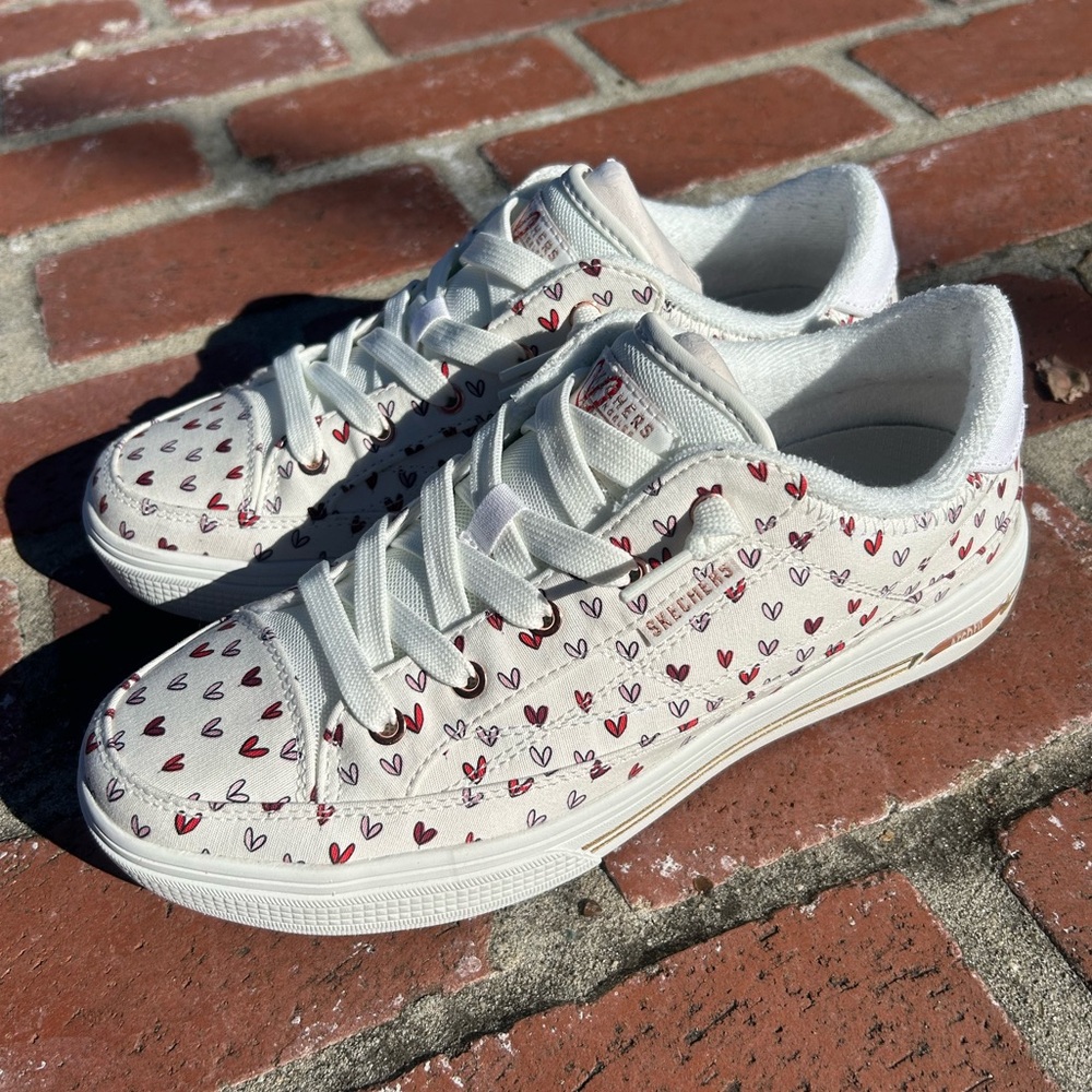 Sketchers White Sneakers with Heart Pattern Wide